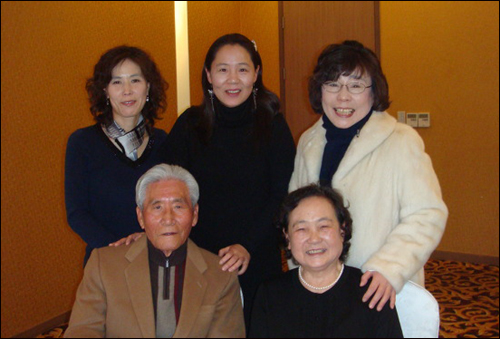 앞줄은 고 리영희 선생님과 사모님, 뒷줄은 왼쪽부터 '부미방' 김은숙씨, 임수경씨, 소설가 유시춘씨. 임수경씨에 따르면 2년 전에 함께 찍은 사진인데, '서정' 블로그에 올려져 있다.
