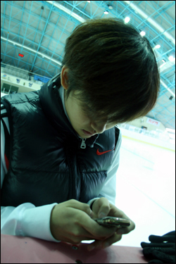  대한민국 남자 피겨의 자존심 김민석 선수. 오랜만의 해후가 반가워 핸드폰 번호를 물었다.