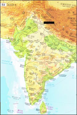 인도대륙 서북부에 있는 카슈미르. 검정 사각형 위쪽에 ‘카슈미르’란 글자가 쓰여 있다. 출처는 고등학교 <지리부도>. 