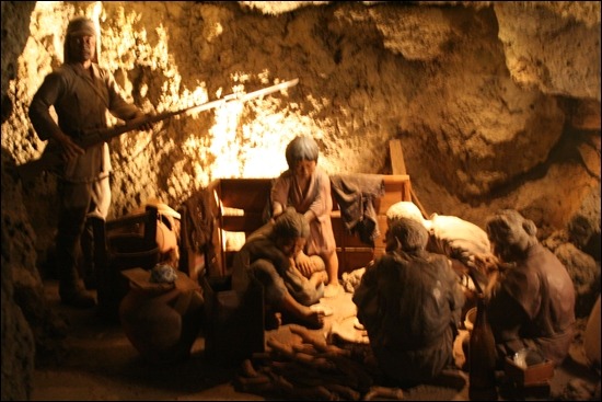 오키나와 전쟁 당시 집단 자살이 일어났던 가마(동굴) 모형