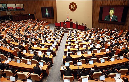  안상수 한나라당 대표가 4일 오전 서울 여의도 국회 본회의에서 교섭단체 대표연설을 하고 있다.