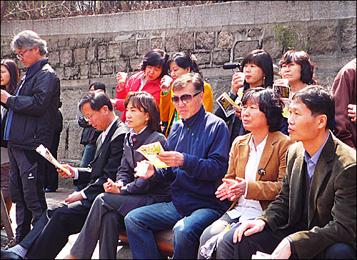 4월 4일 낮 12시에 서울 덕수궁 돌담길에서 열린 '아주라 콘서트'에서 시민들이 벤치에 앉아 콘서트를 관람하고 있다.