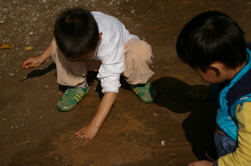 비오면 물 웅덩이가 생기고 아이들은 흙장난에 시간 가는 줄 모릅니다. 