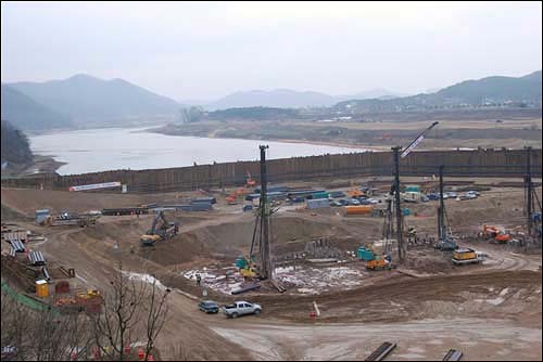 2010년 11월 4대강 사업의 하나인 금강보 공사가 한창이다.