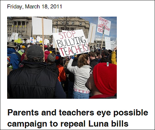 올해 3월 아이다호 주 의회 앞에서 시위하고 있는 교사들과 학부형들.