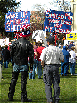 풀뿌리 보수주의를 표방하는 티파티 구성원들이 2010년 4월 15일 아이다호 주에서 저소득층에 대한 복지 혜택을 줄일 것을 요구하며 시위를 벌이고 있다.