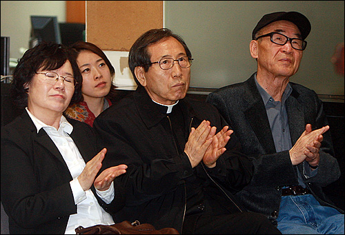 '김은숙을 위한 작은 음악회'에 고은 시인과 함세웅 신부, 소설가 윤정모씨가 참석해 노래에 맞춰 박수를 치고 있다. 