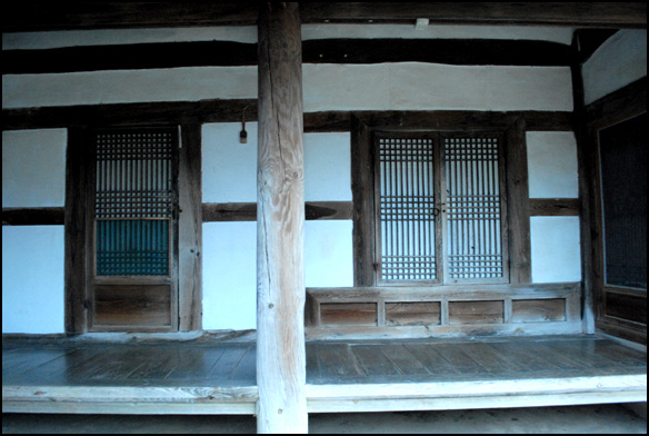 안방문은 두 짝 좁은문으로 구성하고, 윗방문은 크게하여 출입문으로 사용한다.