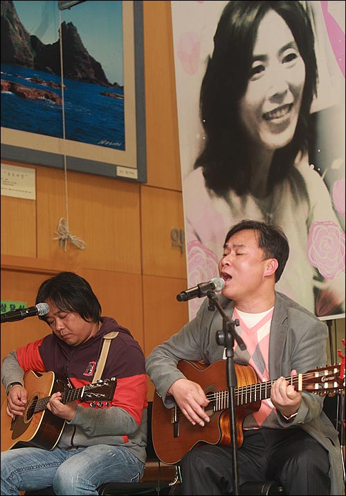'김은숙을 위한 작은 음악회'에서 <벗이여 해방이 온다>를 작곡한 이창학(오른쪽)씨가 멋진 공연을 선보이고 있다.