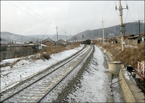 한국의 작은 도시 변두리와 흡사한 철길 주변 마을. 
