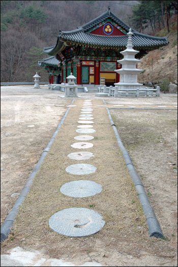 부처님께 가는 길은 맷돌로 아름답게 단장해 놓았다. 한 걸음, 두 걸음 보시하는 마음으로 발을 디뎌본다.