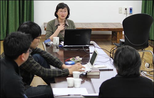 '투명사회를 위한 정보공개센터'에서 강의 중인 진보네트워크 장여경 활동가.