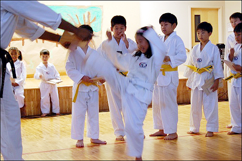 작년 5월초 성약한국학교 발표회에서 태권도 실력을 선보이는 아이들.
