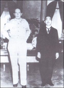 1945년 9월 27일 맥아더 장군과 히로히토 일왕의 회견. 맥아더의 큰 키와 히로히토의 작은 키, 맥아더의 편한 복장과 히로히토의 정장 차림은 미·일 간 주종관계를 상징한다. 미국측의 의도적인 작품이었다. 출처는 <현대 일본의 역사>.   
