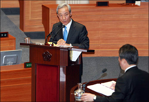 김종훈 외교통상부 통상교섭본부장이 지난해 4월 7일 국회 외교·통일·안보분야 대정부질문에서 한-EU 자유무역협정(FTA) 협정문 번역 오류에 관한 최재성 민주당 의원의 질의에 답변하고 있다. 