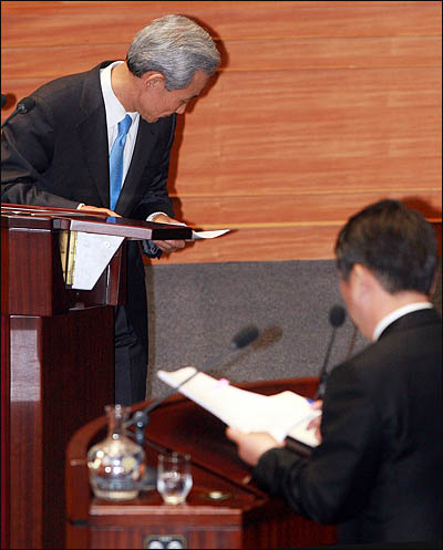  김종훈 외교통상부 통상교섭본부장이 7일 국회 외교·통일·안보분야 대정부질문에서 한-EU 자유무역협정(FTA) 협정문 번역 오류에 대한 여야의 집중추궁에 "나에게 분명히 책임이 있다"며 "책임을 모면하거나 회피할 생각은 추호도 없다"고 말했다. 최재성 민주당 의원의 질의에 답변을 마친 김종훈 본부장이 고개를 숙이며 돌아서고 있다.