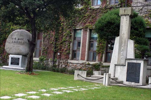 경북대학교 사범대학 부속고등학교 교내에 나란히 선 두 기념비. 왼쪽 것은 박정희를, 오른쪽 것은 항일운동 학생들을 기리는 내용이다. 