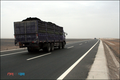 실크로드를 지나 둔황으로 가는 중국 312번 국도. 양옆은 사막화가 진행되어 황폐하다. 2007년 6월 30일 촬영.