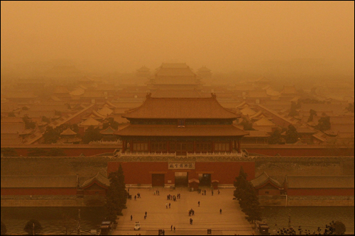 2010년 3월 20일 발생한 황사가 중국 베이징 쯔진청(자금성)을 뒤덮었다.(자료사진)