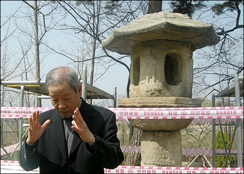  보수 중인 발산리 석등에 대해 설명하는 전 군산대학교 사학과 천영균 교수. 
