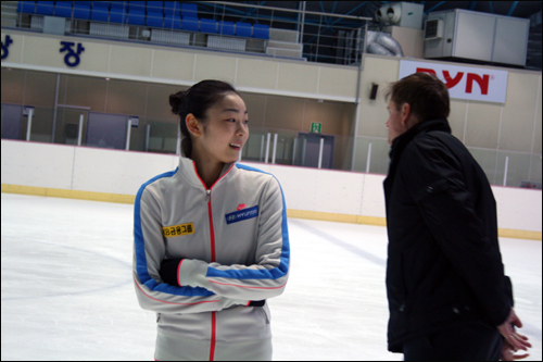  김연아 선수와 오피가드 코치가 즐겁게 대화중이다