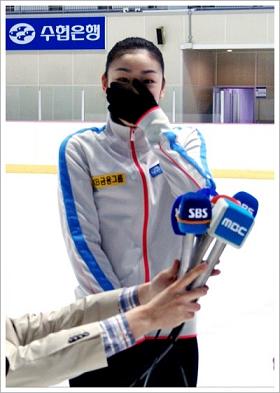  인터뷰 도중 김연아 선수가 환하게 웃고있다