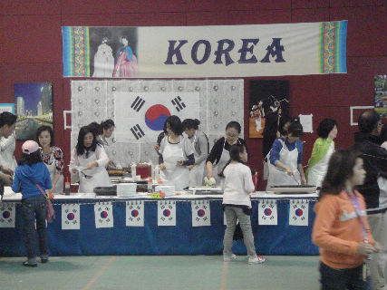  　한국 학부형들은 빈대떡과 구운 고기를 밥에 얹어서 팔았습니다. 남자 학부모들은 고기를 굽고 여자 학부모들은 빈대떡을 구워서 팔았습니다. 이 날 구운 고기는 양념 갈비 70 킬로그램입니다.  