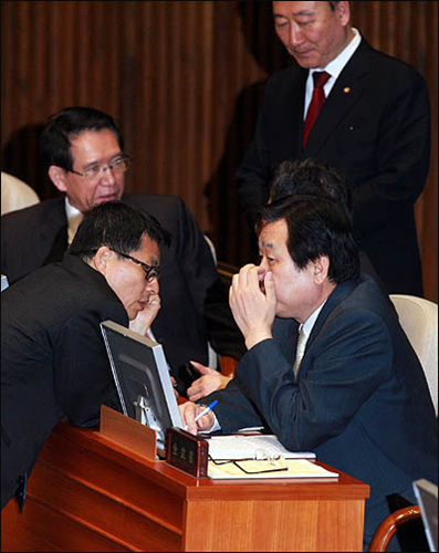 6일 국회 대정부질문이 열린 본회의장에서 한나라당 김무성 원내대표가 차명진 의원과 얘기하고 있다. 한나라당의 차기 원내대표 후보로 오른 안경률 의원도 그 뒤로 보인다
