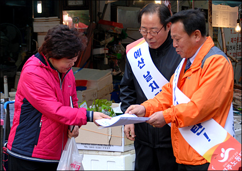  민주노동당 김근태 예비후보는 10일 권영길 의원과 함께 김해지역을 돌며 지지를 호소했다.