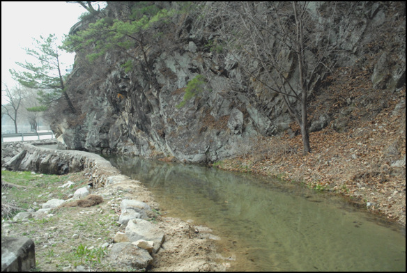 수로는 여러 모습으로 지형에 맞게 만들어졌다.