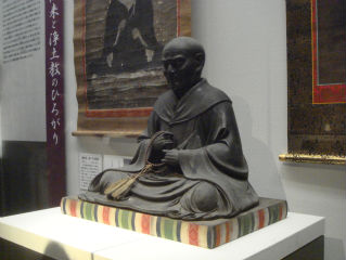 　신란쇼닌(親鸞聖人)의 상입니다. 시가켄 어느 절에서 보관해 온 조각상입니다.