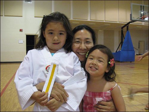한인 2세 신명혜 씨와 절반의 한국인인 두 딸은 일요일 오후를 한국학교에서 보낸다.