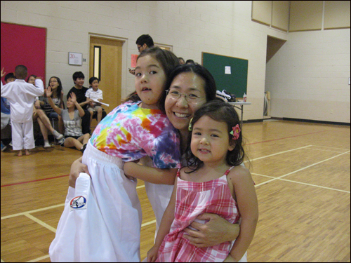 한인 2세 신명혜씨와 절반의 한국인인 두 딸은 일요일 오후를 한국학교에서 보낸다.