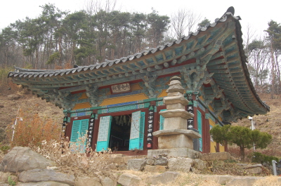 홍성 고산사의 대웅전(보물 제399호)과 석탑