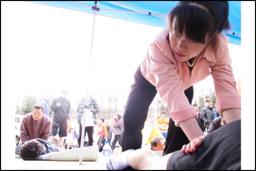김희제는 전맹 장애인으로 고1이다.  2011년 인천국제마라톤대회에 참가한 선수들에게 안마를 해 주는 봉사활동을 하는 모습이다.