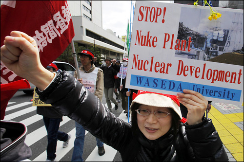 지난 10일 일본 도쿄 중심가에 일본 시민 2000여 명이 모여 원자력 발전에 반대하는 시위를 벌이고 있다.