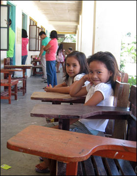 교실 밖 창문에 매달려 어른들의 수업을 지켜보던 7살 프린세스(앞)와 9살 라일라. 