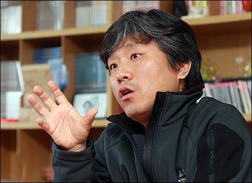 일본 지진 피해를 겪고 있는 조선학교의 아이를 돕기 위해 '몽당연필' 모임을 결성한 김명준 영화감독.