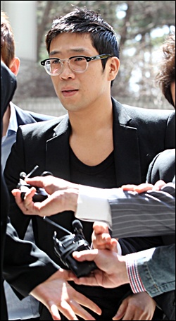 '병역기피혐의'를 받고 있는 가수 MC몽(본명 신동현)이 11일 오후 서울시 서초구 서초동 서울중앙지법 선고공판에 출석하고 있다. 