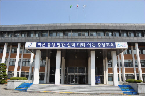 지난 11일 충남도교육청 관계자들은 시·도의원에 대한 고압적인 언행으로 물의를 빚었다.