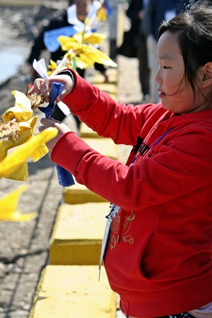 김은서 초등학생이 쓴 평화메시지를 소원줄에 매달고 있는 모습
