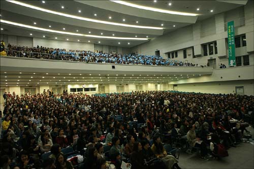 지난 3월 31일 열렸던 이화여대 학생총회에 2001명의 학생들이 참석해 대강당을 채웠다. 이날 학생총회에서는 5대 요구안 실현을 위한 채플 거부를 결의했다.