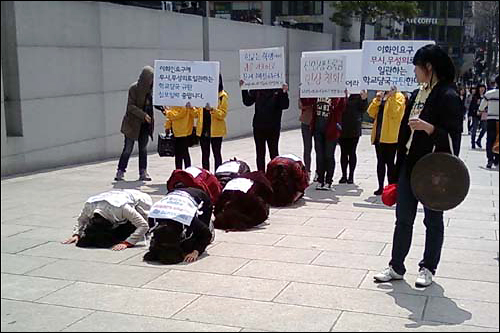 4월 8일 이화여대 총학생회장 및 학생 대표자 7명은 5대 요구안 실현을 촉구하며 학교 정문에서부터 본관까지 삼보일배를 했다.