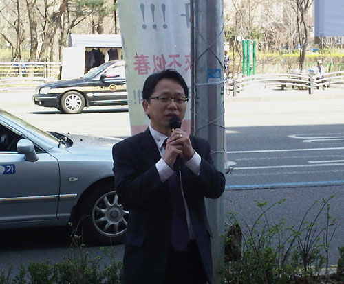 규탄 발언을 하고 있는 김문수 서울시의원
