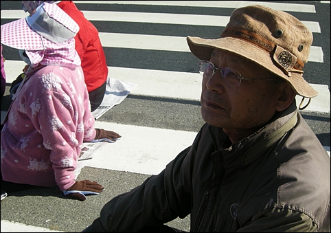  전투기 소음 피해에 대해 설명하는 박용식(74세) 할아버지.
