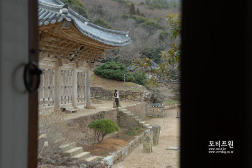 문제와 답은 스스로 빗장을 친 그 안에 있기 마련이다.
