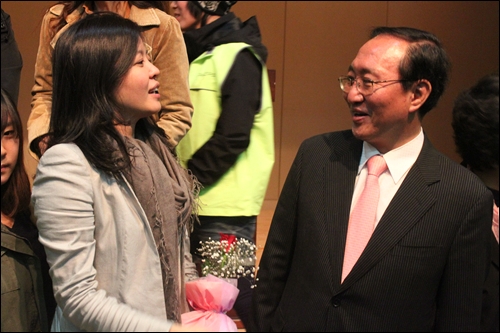  노회찬 전 진보신당 대표와 대화를 나누고 있는 김여진씨. 청중들과 함께 기념촬영을 한 직후였다.