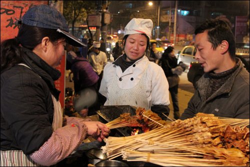 구이양 구이양 꼬치구이집 아가씨. 한국 사람을 만나서 너무 반갑다며 환하게 웃었다.