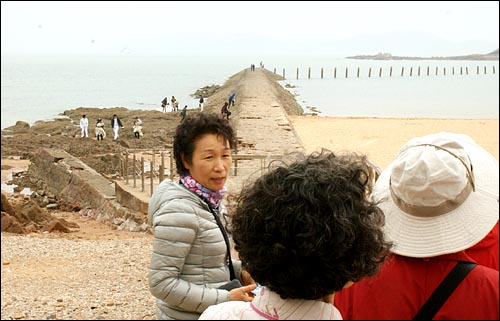 부러운 웨딩촬영 청도 예비부부들에게 웨딩촬영지로 유명한 팔대관 해변. 어머님들이 웨딩 촬영을 부러운 듯 바라보고 있다.