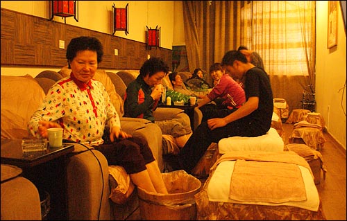 '60에 떠나는 신혼여행' 참가 부부들이 중국식 발 마사지를 받고있다.